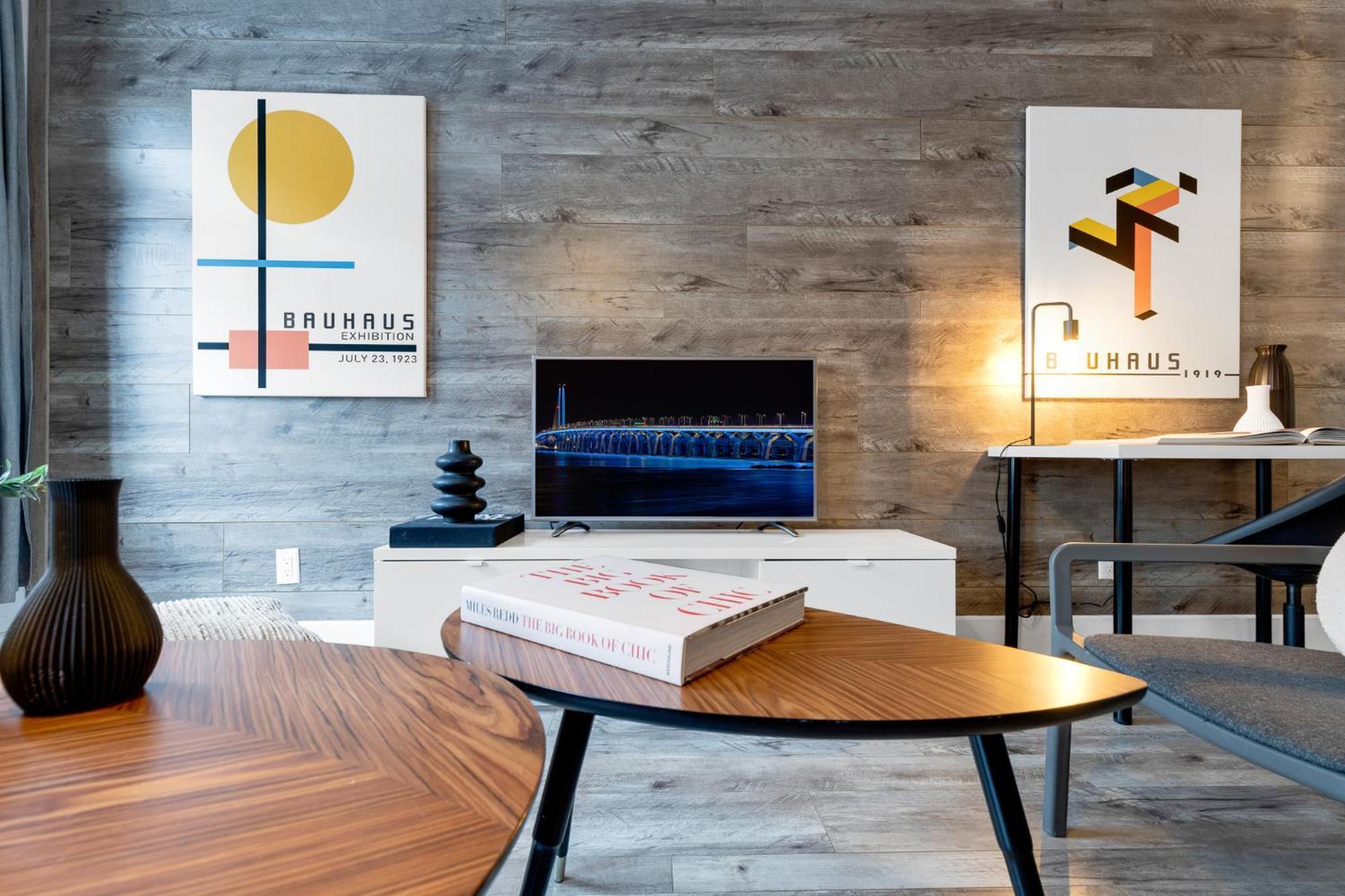 Liv Mtl Urban Spacious Group Suites Near Downtown Montreal — Photos 2